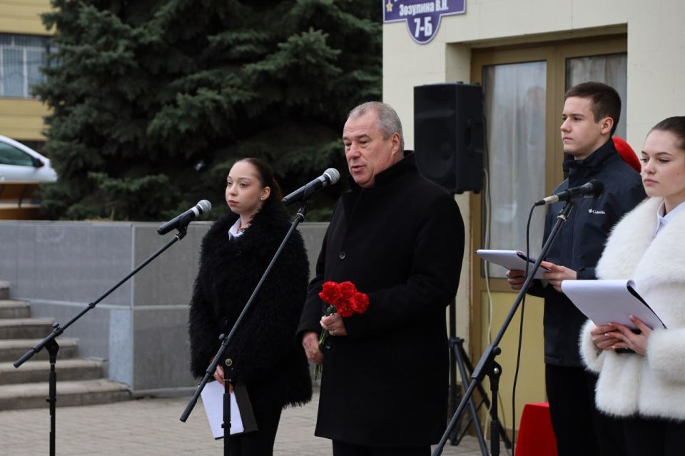 «Историческая память»: В Луганске открыли мемориальную доску в честь Героя России Владимира Зозулина «Историческая память»: В Луганске открыли мемориальную доску в честь Героя России Владимира Зозулина