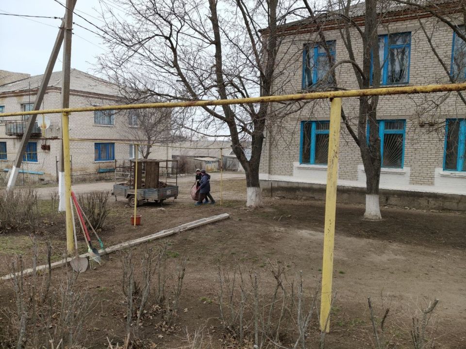 24.03.2026г. Чугинский отдел жизнеобеспечения в дружной команде с библиотекой-филиалом с. Чугинка и сотрудниками почты провели весеннее преображение территории административного здания 24.03.2026г. Чугинский отдел жизнеобеспечения в дружной команде с библиотекой-филиалом с. Чугинка и сотрудниками почты провели весеннее преображение территории административного здания