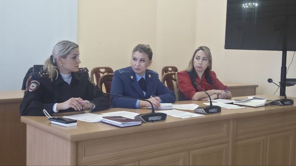 Сегодня состоялось очередное заседание муниципальной комиссии по делам несовершеннолетних и защите их прав при Администрации Краснодонского муниципального округа, которое возглавила председатель комиссии Татьяна Галушкина Сегодня состоялось очередное заседание муниципальной комиссии по делам несовершеннолетних и защите их прав при Администрации Краснодонского муниципального округа, которое возглавила председатель комиссии Татьяна Галушкина