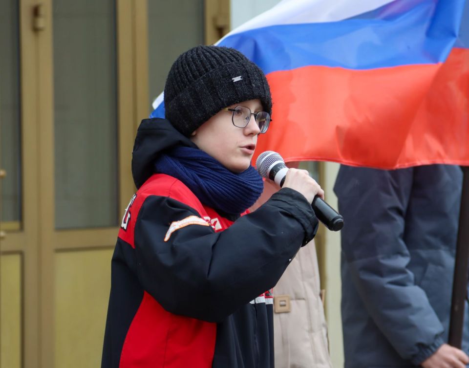 В Луганске увековечили память Героя России Владимира Зозулина В Луганске увековечили память Героя России Владимира Зозулина