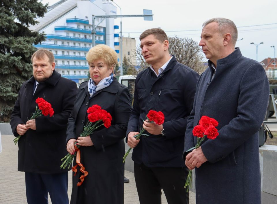 В Луганске увековечили память Героя России Владимира Зозулина В Луганске увековечили память Героя России Владимира Зозулина
