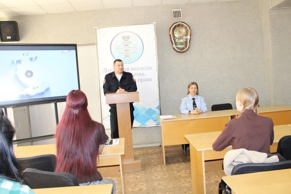 Транспортные полицейские Луганска провели для несовершеннолетних профилактические и профориентационные мероприятия Транспортные полицейские Луганска провели для несовершеннолетних профилактические и профориентационные мероприятия