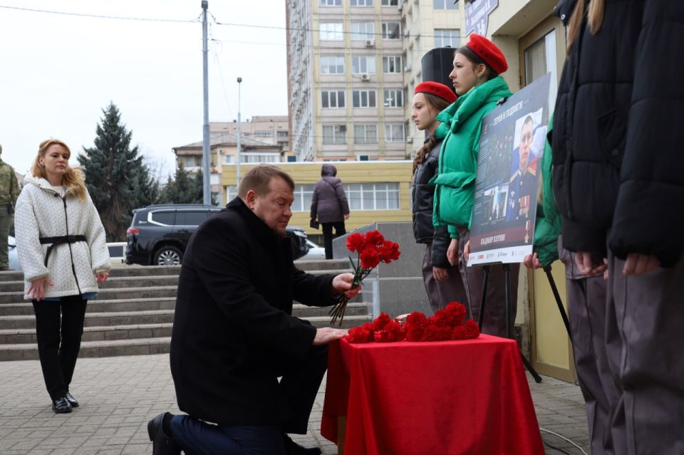 Мужество, героизм и подвиг Владимира Зозулина служат для наших детей примером преданности Родине – Денис Колесников Мужество, героизм и подвиг Владимира Зозулина служат для наших детей примером преданности Родине – Денис Колесников