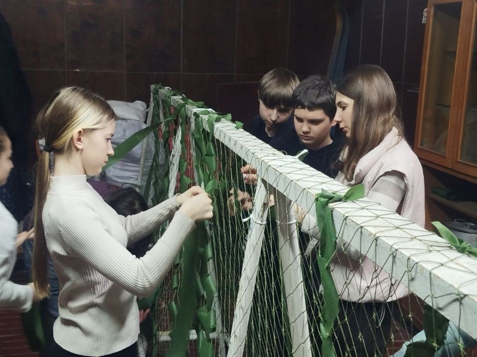 «ими руками»: продолжается активная работа по плетению маскировочных сетей в Брянке «ими руками»: продолжается активная работа по плетению маскировочных сетей в Брянке