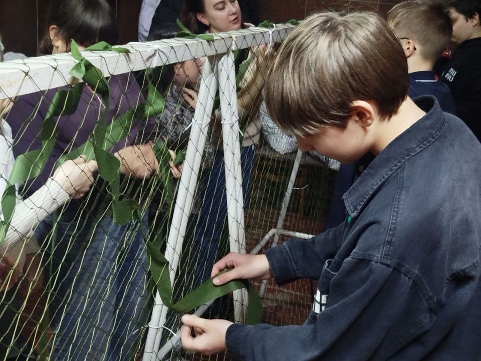 «ими руками»: продолжается активная работа по плетению маскировочных сетей в Брянке «ими руками»: продолжается активная работа по плетению маскировочных сетей в Брянке