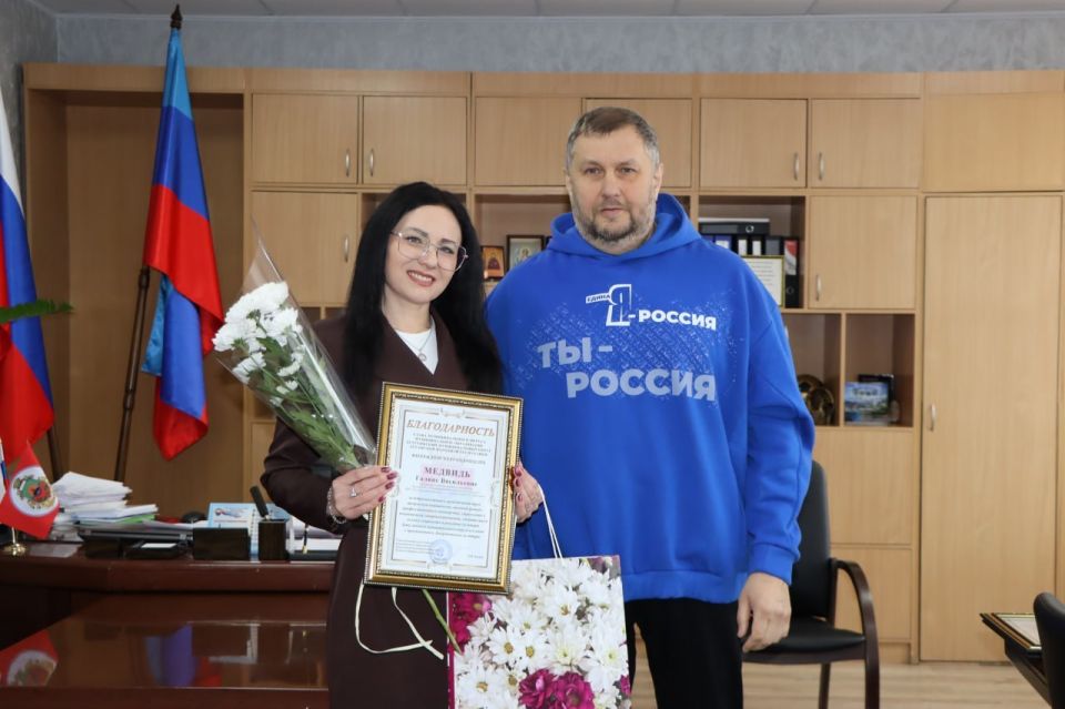 Лутугинские единороссы поздравили работников культуры с профессиональным праздником Лутугинские единороссы поздравили работников культуры с профессиональным праздником