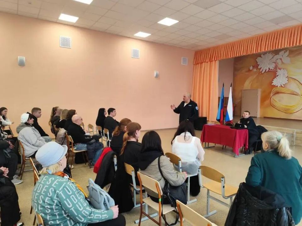В Брянке и Антраците сотрудники Госавтоинспекции приняли участие в общешкольных родительских собраниях В Брянке и Антраците сотрудники Госавтоинспекции приняли участие в общешкольных родительских собраниях
