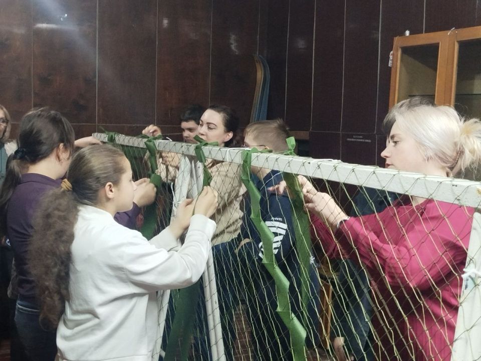 «ими руками»: продолжается активная работа по плетению маскировочных сетей в Брянке «ими руками»: продолжается активная работа по плетению маскировочных сетей в Брянке