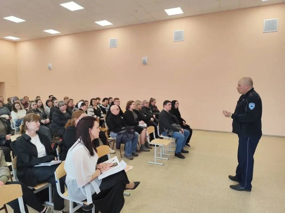 В Брянке и Антраците сотрудники Госавтоинспекции приняли участие в общешкольных родительских собраниях В Брянке и Антраците сотрудники Госавтоинспекции приняли участие в общешкольных родительских собраниях