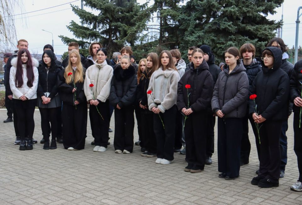 В Луганске увековечили память Героя России Владимира Зозулина В Луганске увековечили память Героя России Владимира Зозулина