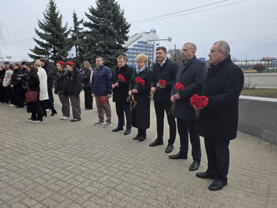 Ольга Бас: В день, когда офицеру Владимиру Зозулину исполнилось бы 35 лет, мы собрались, чтобы почтить его память и отдать дань уважения Ольга Бас: В день, когда офицеру Владимиру Зозулину исполнилось бы 35 лет, мы собрались, чтобы почтить его память и отдать дань уважения