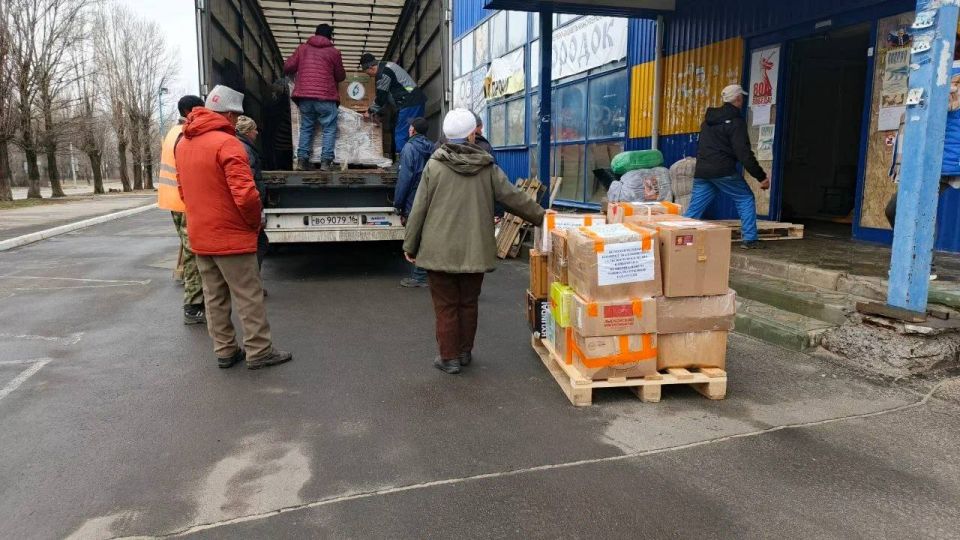 Вместе — значит сильнее!. Встретили здесь у нас в ЛНР 36-ю гуманитарную колонну «Единой России» Вместе — значит сильнее!. Встретили здесь у нас в ЛНР 36-ю гуманитарную колонну «Единой России»