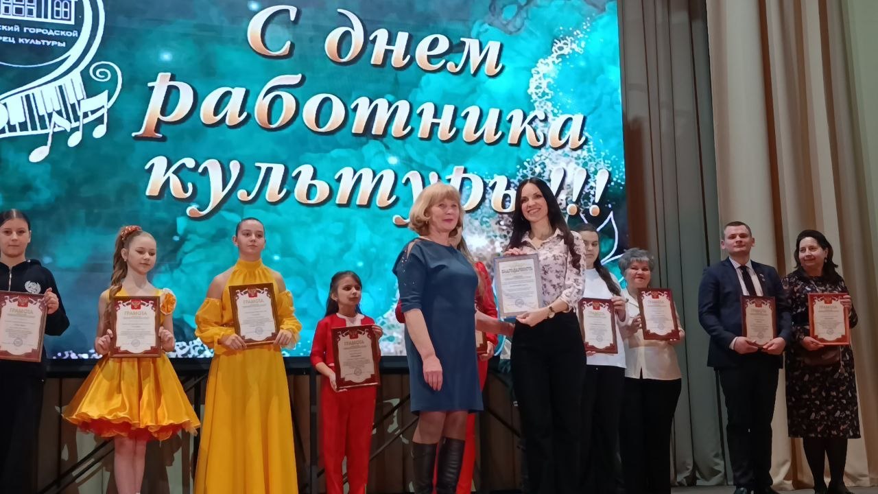 «Жизнь культуре посвящаем»: в Кировском городском Дворце культуры отметили профессиональный праздник «Жизнь культуре посвящаем»: в Кировском городском Дворце культуры отметили профессиональный праздник