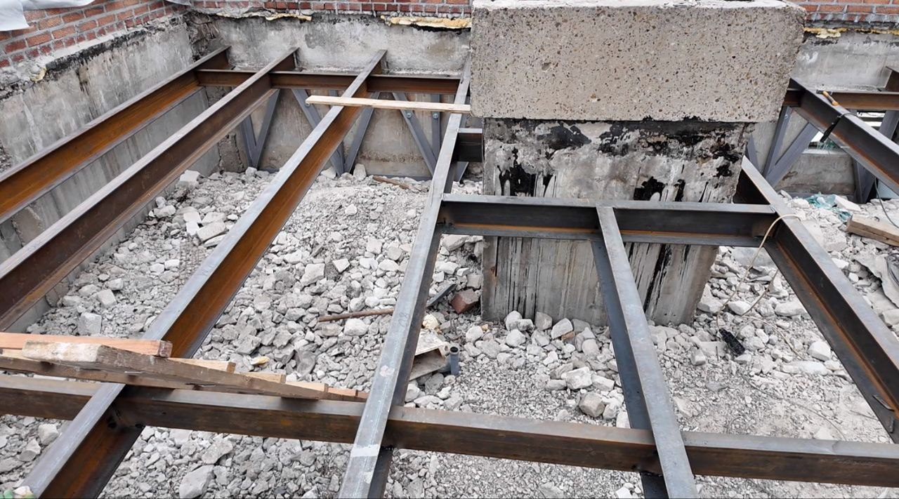 На кровле дома Лютикова, 27 в Краснодоне идёт монтаж новых плит На кровле дома Лютикова, 27 в Краснодоне идёт монтаж новых плит