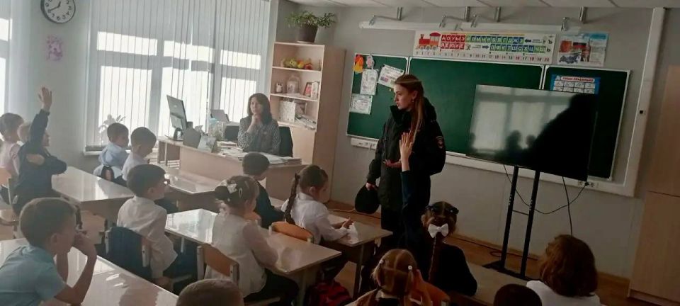 Пешеходная экскурсия «Безопасный путь домой» для первоклассников в преддверии весенних каникул Пешеходная экскурсия «Безопасный путь домой» для первоклассников в преддверии весенних каникул