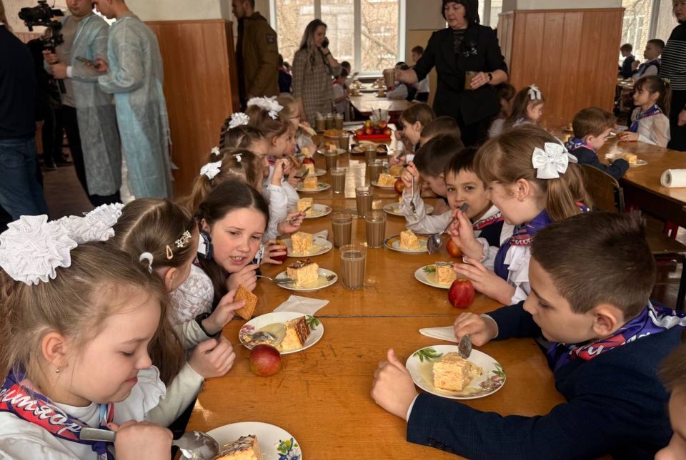 Сенатор Дарья Лантратова оценила качество питания в луганских школах Сенатор Дарья Лантратова оценила качество питания в луганских школах