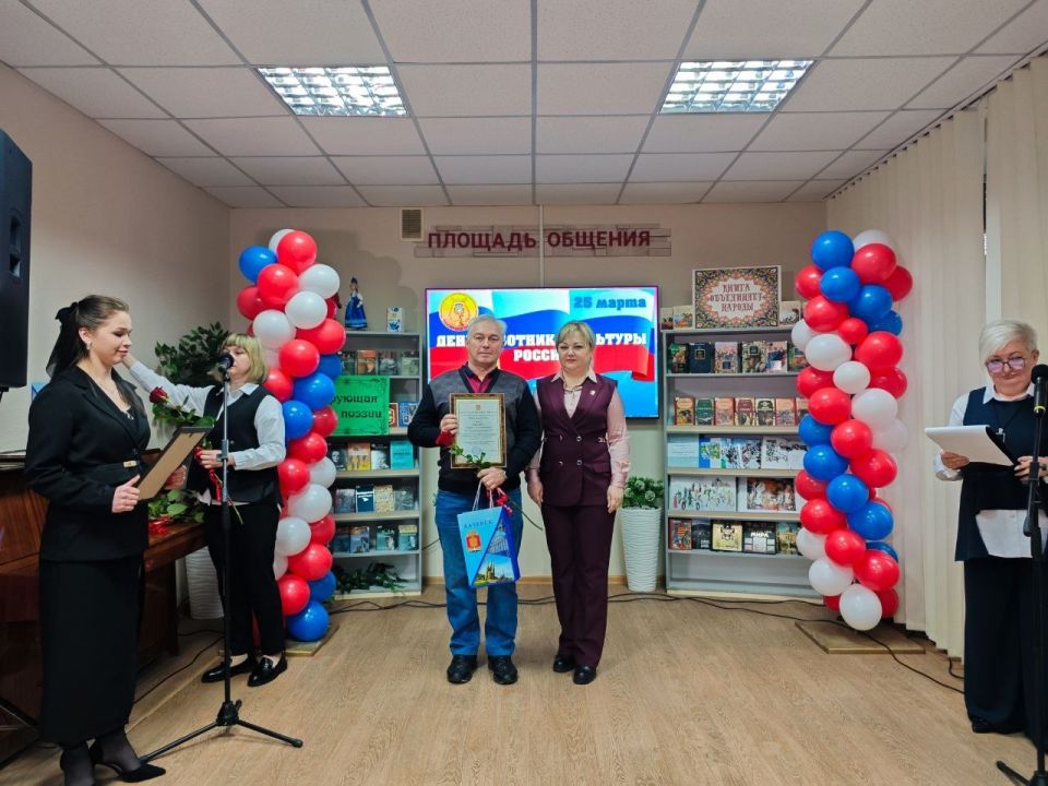 Светлана Гребенькова: В преддверии Дня работника культуры Российской Федерации вручила благодарности и благодарственные письма работникам культуры Алчевска Светлана Гребенькова: В преддверии Дня работника культуры Российской Федерации вручила благодарности и благодарственные письма работникам культуры Алчевска