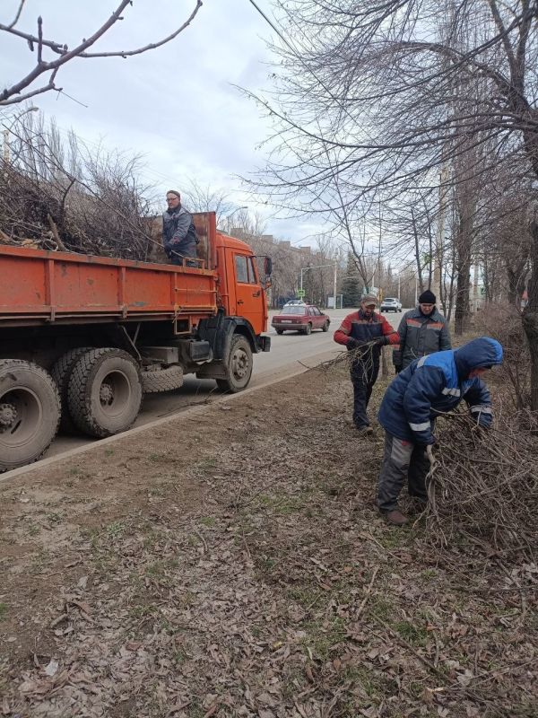 Ежедневная работа по благоустройству и уборке города продолжается! Ежедневная работа по благоустройству и уборке города продолжается!