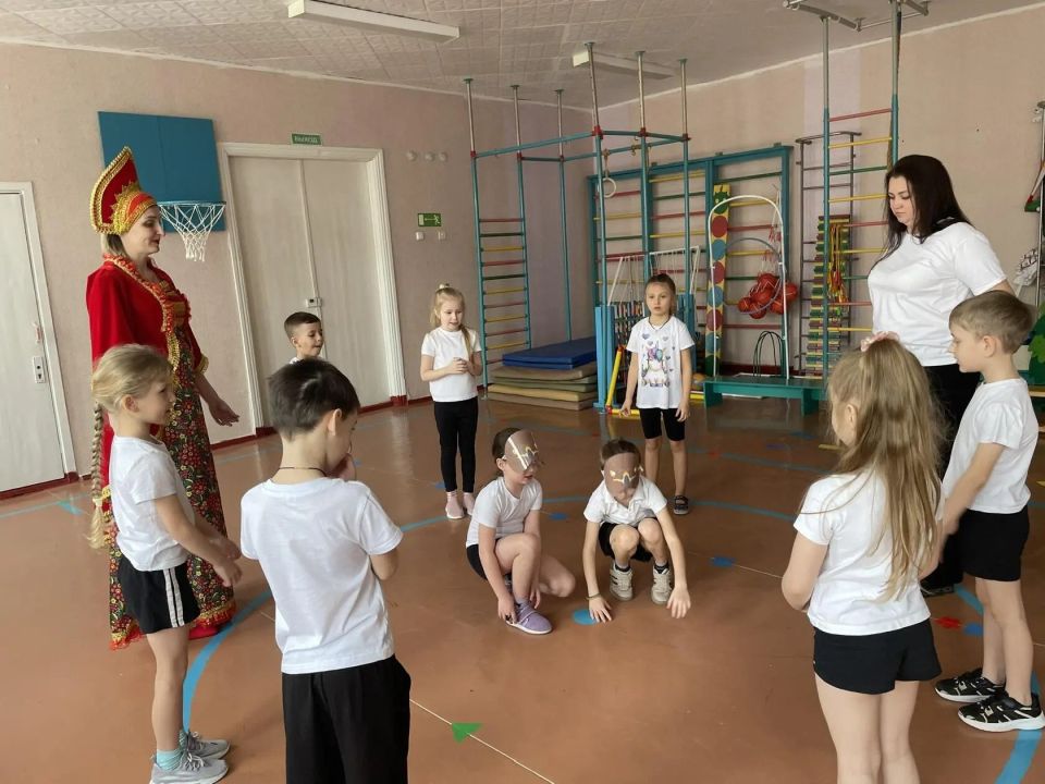 В рамках реализации программы "Фольклорные игры" в Ровеньковском детском саду "Аленький цветочек" прошло занятие со старшими дошкольниками, построенное на основе русских народных игр В рамках реализации программы "Фольклорные игры" в Ровеньковском детском саду "Аленький цветочек" прошло занятие со старшими дошкольниками, построенное на основе русских народных игр