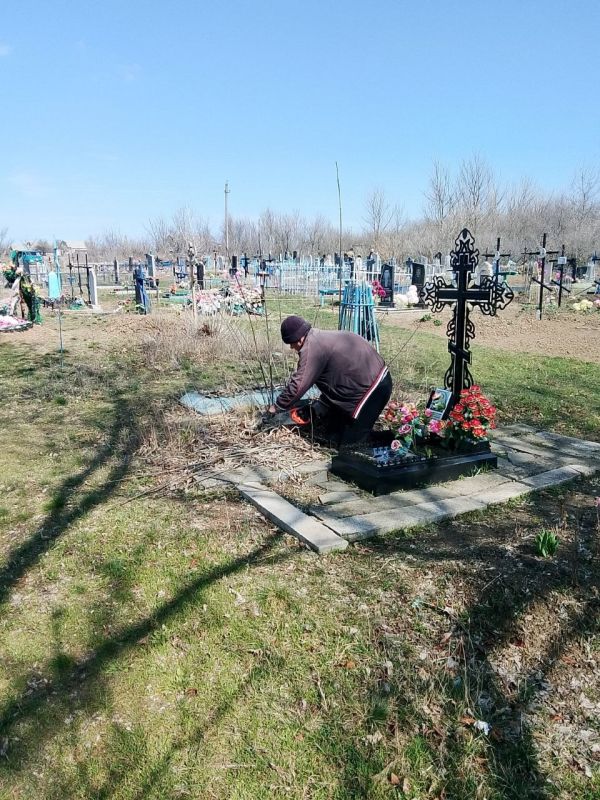 Продолжаются работы по уборке центрального кладбища в селе Благовка Продолжаются работы по уборке центрального кладбища в селе Благовка