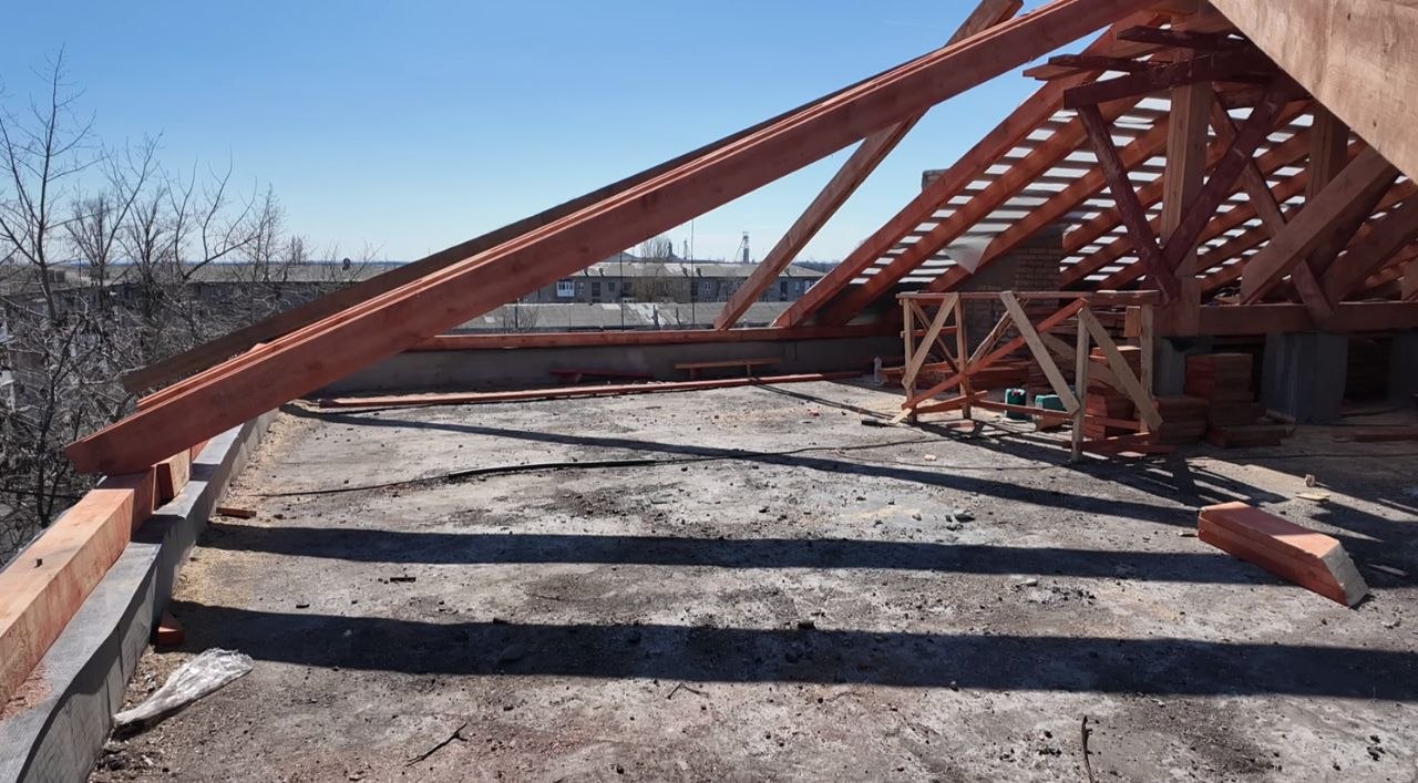 Продолжается капитальный ремонт кровли дома Есенина, 11А в Суходольске