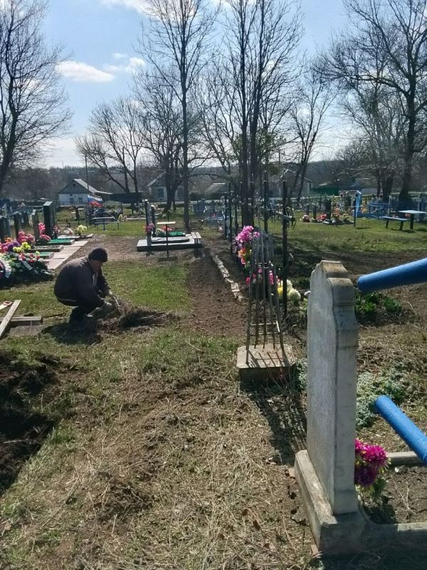 Продолжаются работы по уборке центрального кладбища в селе Благовка Продолжаются работы по уборке центрального кладбища в селе Благовка