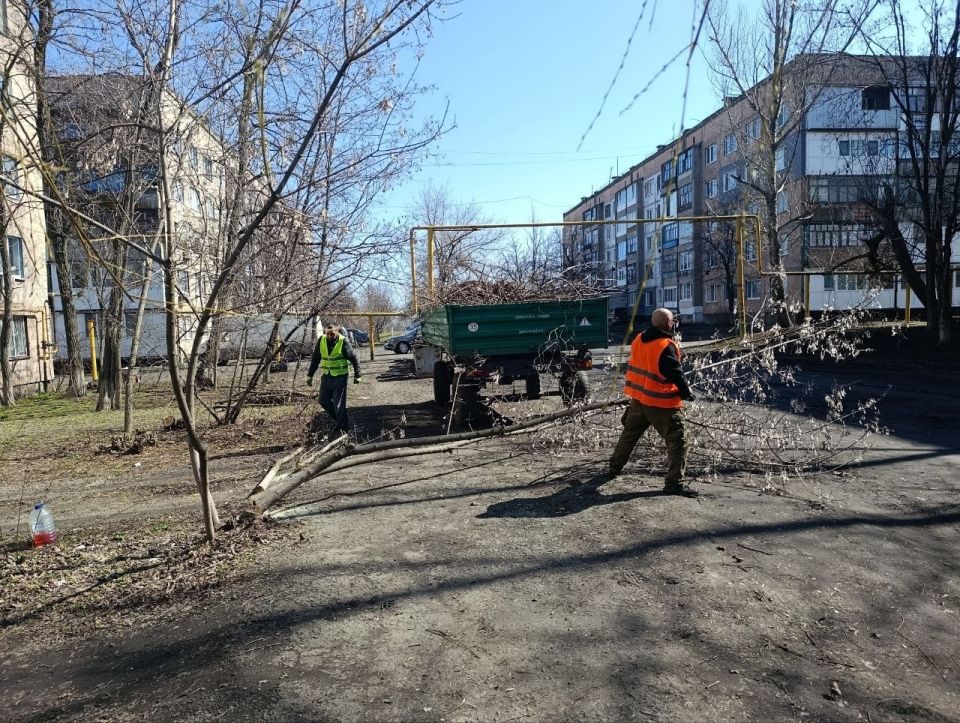 Сегодня в пгт Ясеновский и пгт Пролетарский были выполнены работы по улучшению качества уличного освещения Сегодня в пгт Ясеновский и пгт Пролетарский были выполнены работы по улучшению качества уличного освещения