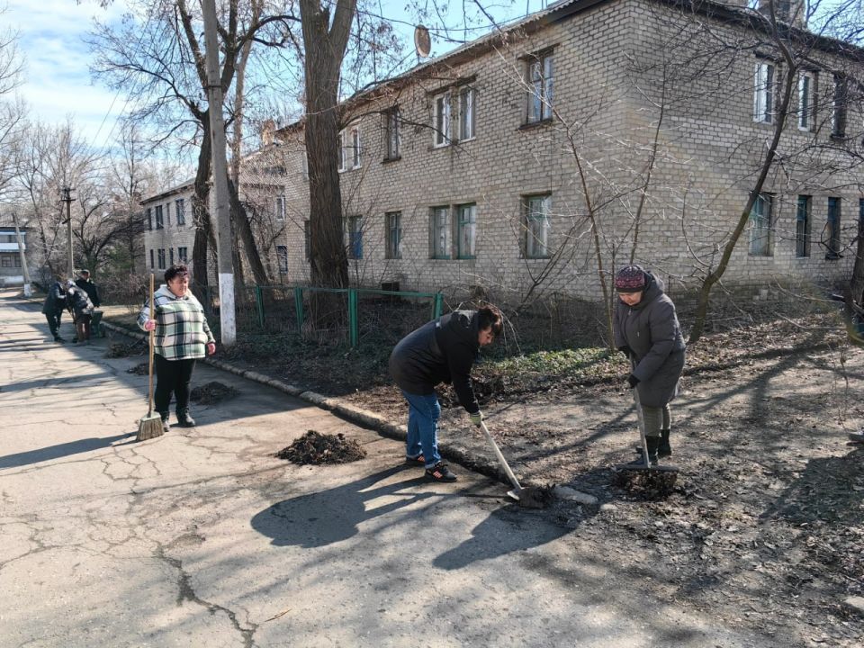 Сегодня на территории отдела по обеспечению жизнедеятельности пгт Комиссаровка состоялся очередной субботник Сегодня на территории отдела по обеспечению жизнедеятельности пгт Комиссаровка состоялся очередной субботник