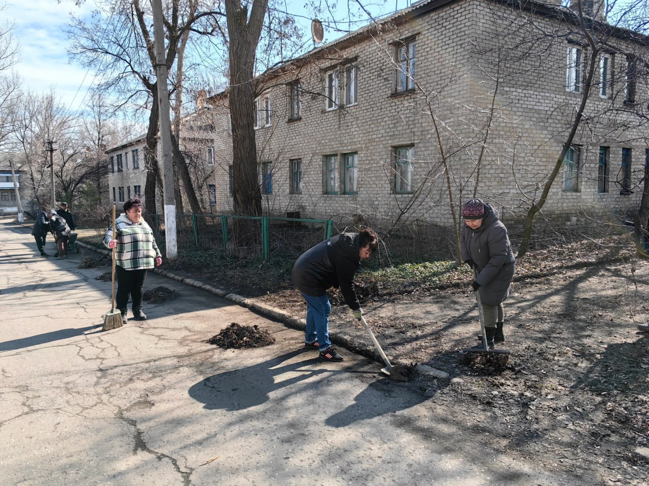 Сегодня на территории отдела по обеспечению жизнедеятельности пгт Комиссаровка состоялся очередной субботник Сегодня на территории отдела по обеспечению жизнедеятельности пгт Комиссаровка состоялся очередной субботник