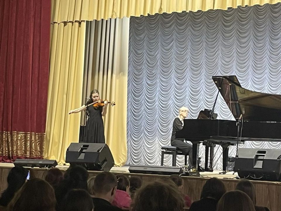В ЛГАКИ им. М. Матусовского состоялись концерт и выставка творческих работ выпускников детских школ искусств Луганской Народной Республики - "Мост: от ученика к артисту" В ЛГАКИ им. М. Матусовского состоялись концерт и выставка творческих работ выпускников детских школ искусств Луганской Народной Республики - "Мост: от ученика к артисту"