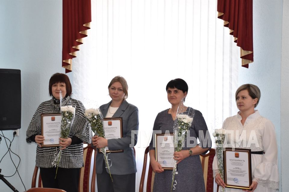 В Краснодоне состоялось торжественное чествование работников культуры В Краснодоне состоялось торжественное чествование работников культуры