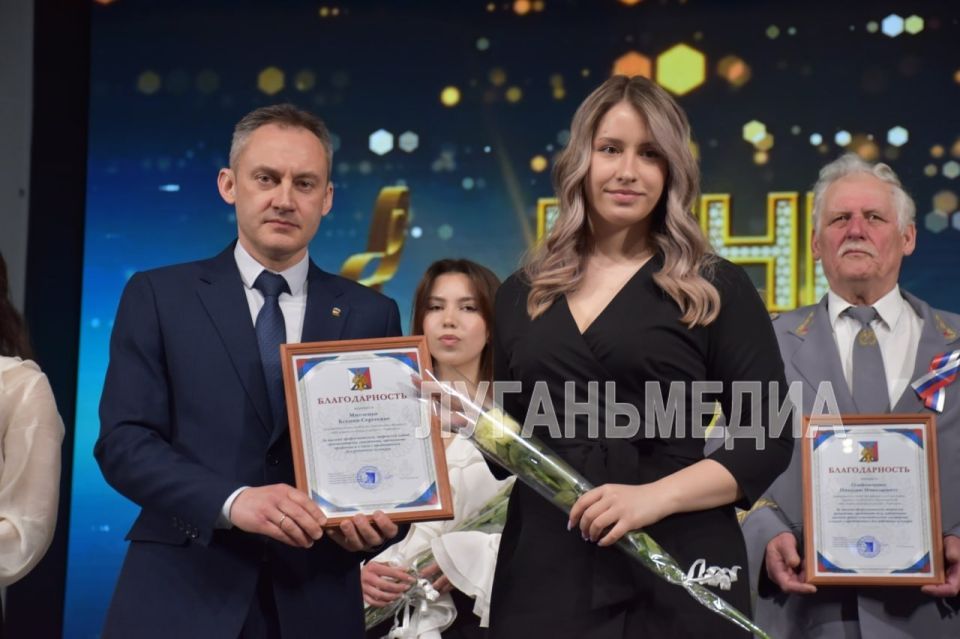 В Ровеньках отметили День работника культуры В Ровеньках отметили День работника культуры