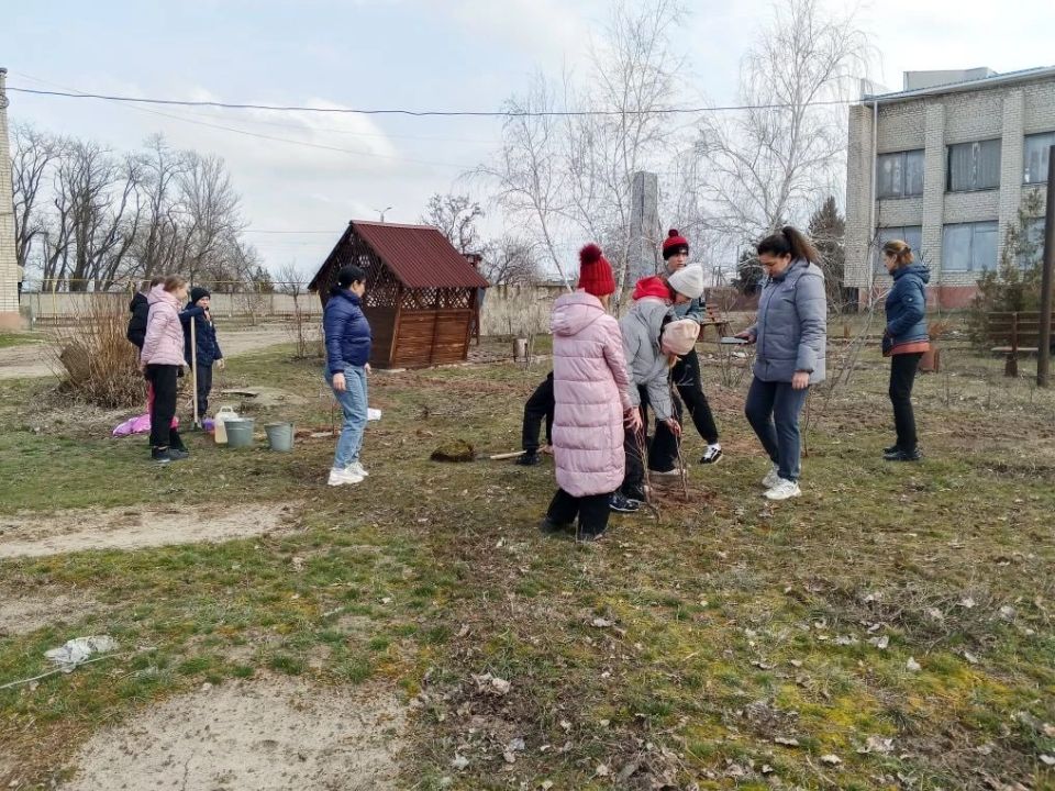 Сотрудники Передельского отдела жизнеобеспечения совместно с работниками дома культуры, библиотеки, социального работника, а также учащимися и учителями школы приняли активное участие в Международной акции "Сад Памяти" Сотрудники Передельского отдела жизнеобеспечения совместно с работниками дома культуры, библиотеки, социального работника, а также учащимися и учителями школы приняли активное участие в Международной акции "Сад Памяти"