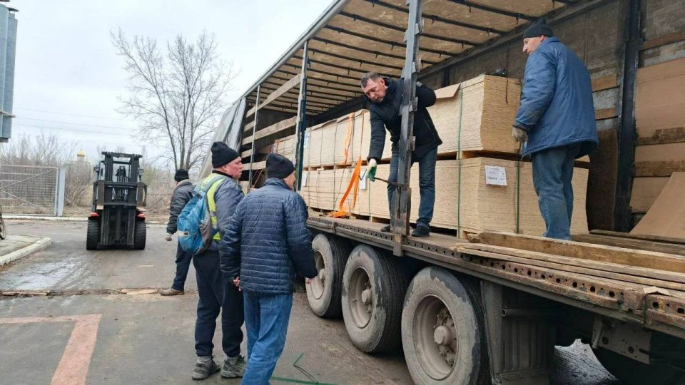Вместе — значит сильнее!. Встретили здесь у нас в ЛНР 36-ю гуманитарную колонну «Единой России» Вместе — значит сильнее!. Встретили здесь у нас в ЛНР 36-ю гуманитарную колонну «Единой России»