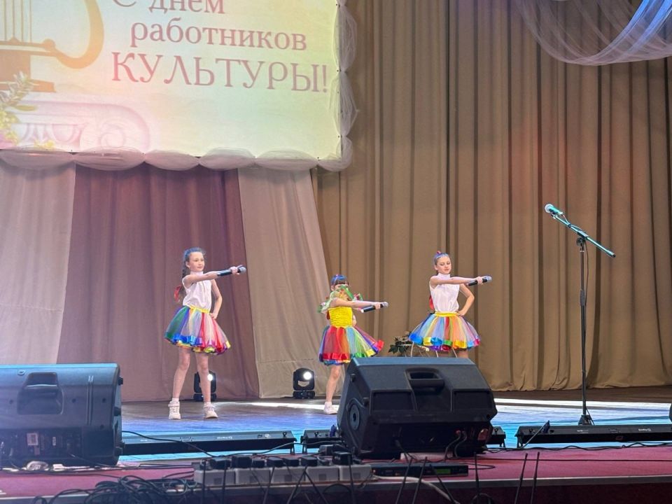 В Краснолучском дворце культуры имени Ленина отметили День работника культуры В Краснолучском дворце культуры имени Ленина отметили День работника культуры