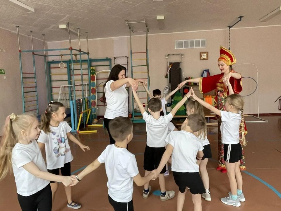 В рамках реализации программы "Фольклорные игры" в Ровеньковском детском саду "Аленький цветочек" прошло занятие со старшими дошкольниками, построенное на основе русских народных игр В рамках реализации программы "Фольклорные игры" в Ровеньковском детском саду "Аленький цветочек" прошло занятие со старшими дошкольниками, построенное на основе русских народных игр