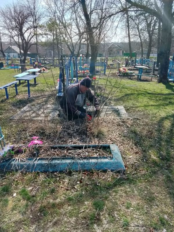 Продолжаются работы по уборке центрального кладбища в селе Благовка Продолжаются работы по уборке центрального кладбища в селе Благовка