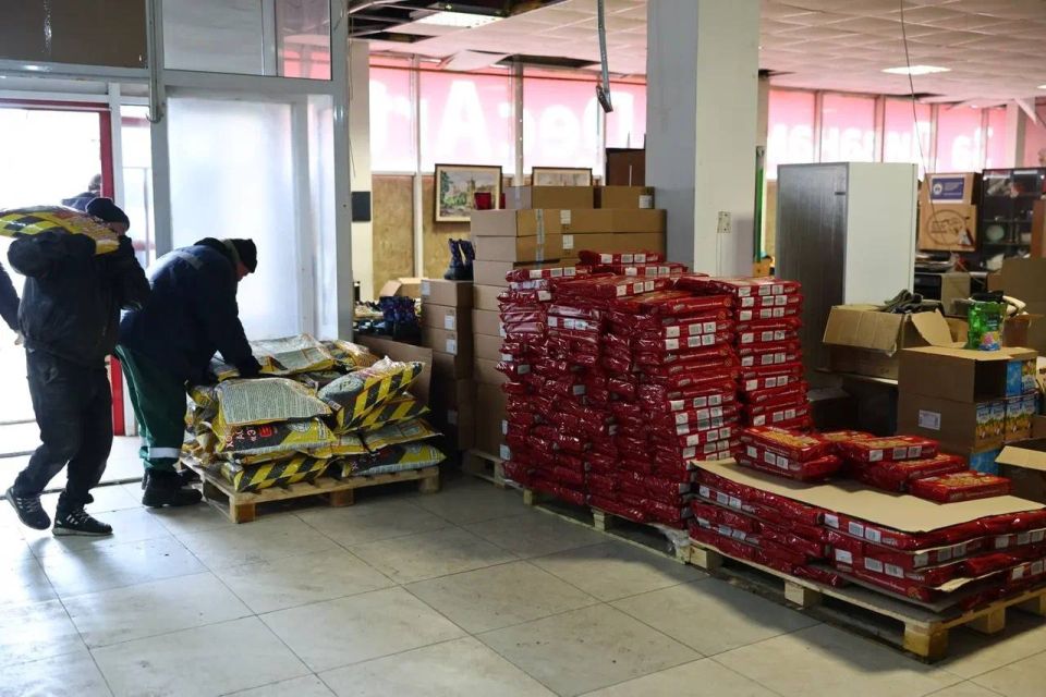 Вместе — значит сильнее!. Встретили здесь у нас в ЛНР 36-ю гуманитарную колонну «Единой России» Вместе — значит сильнее!. Встретили здесь у нас в ЛНР 36-ю гуманитарную колонну «Единой России»