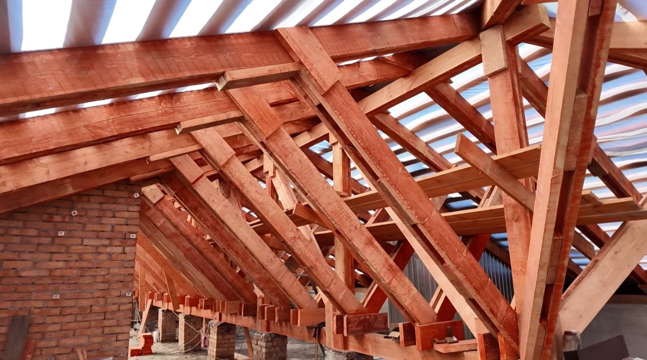 Продолжается капитальный ремонт кровли дома Есенина, 11А в Суходольске Продолжается капитальный ремонт кровли дома Есенина, 11А в Суходольске