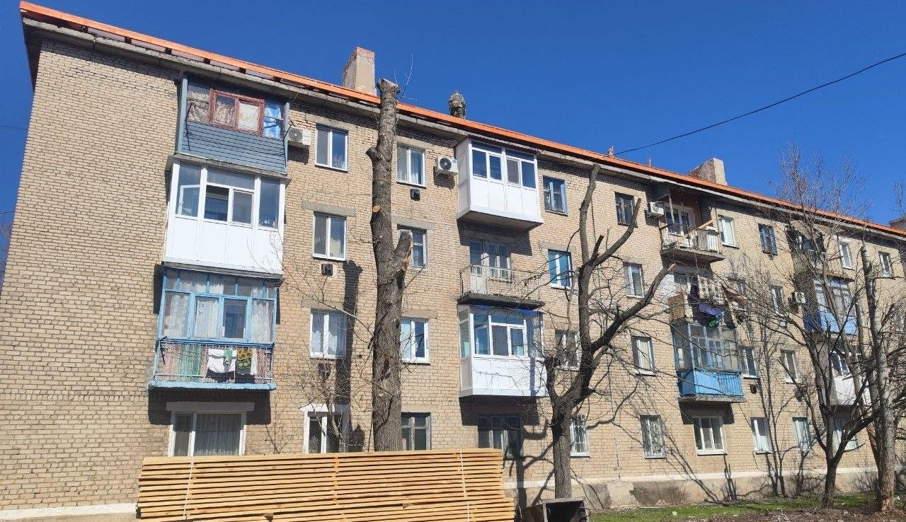 Продолжается капитальный ремонт кровли дома Есенина, 11А в Суходольске Продолжается капитальный ремонт кровли дома Есенина, 11А в Суходольске