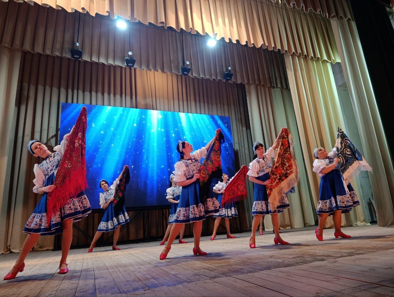 «Жизнь культуре посвящаем»: в Кировском городском Дворце культуры отметили профессиональный праздник «Жизнь культуре посвящаем»: в Кировском городском Дворце культуры отметили профессиональный праздник