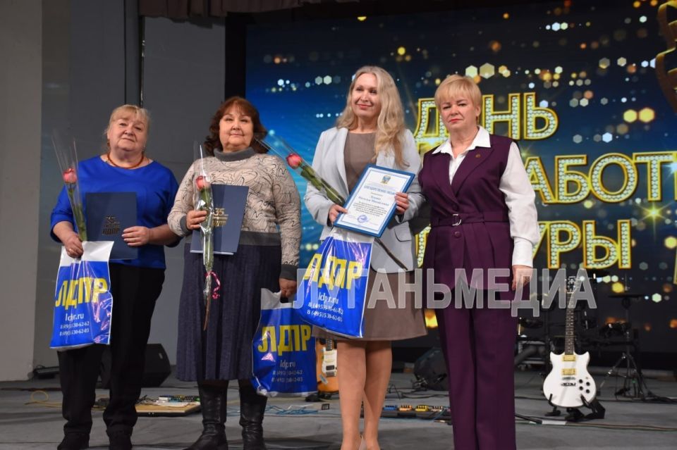В Ровеньках отметили День работника культуры В Ровеньках отметили День работника культуры