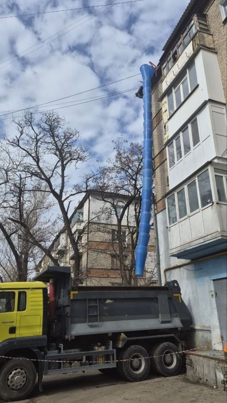 С улучшением погодных условий наступает сезон кровельных работ: в Луганске по программе капремонта более 10 многоэтажек уже в работе С улучшением погодных условий наступает сезон кровельных работ: в Луганске по программе капремонта более 10 многоэтажек уже в работе
