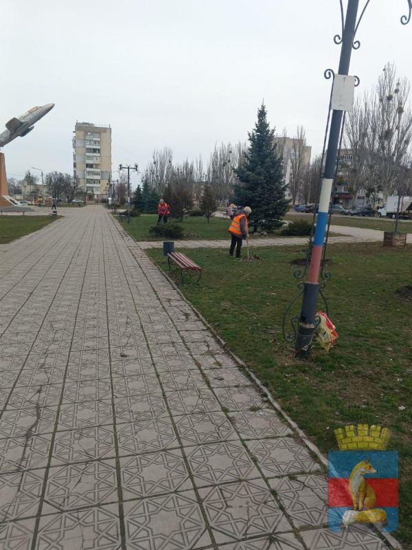 МБУ "КСЛ" навели порядок на территории одного из микрорайонов города Лисичанска: собрали и вывезли скопившийся мусор, очистили бордюры от земляных наносов, убрали сухостой, привели в порядок газоны и клумбы МБУ "КСЛ" навели порядок на территории одного из микрорайонов города Лисичанска: собрали и вывезли скопившийся мусор, очистили бордюры от земляных наносов, убрали сухостой, привели в порядок газоны и клумбы