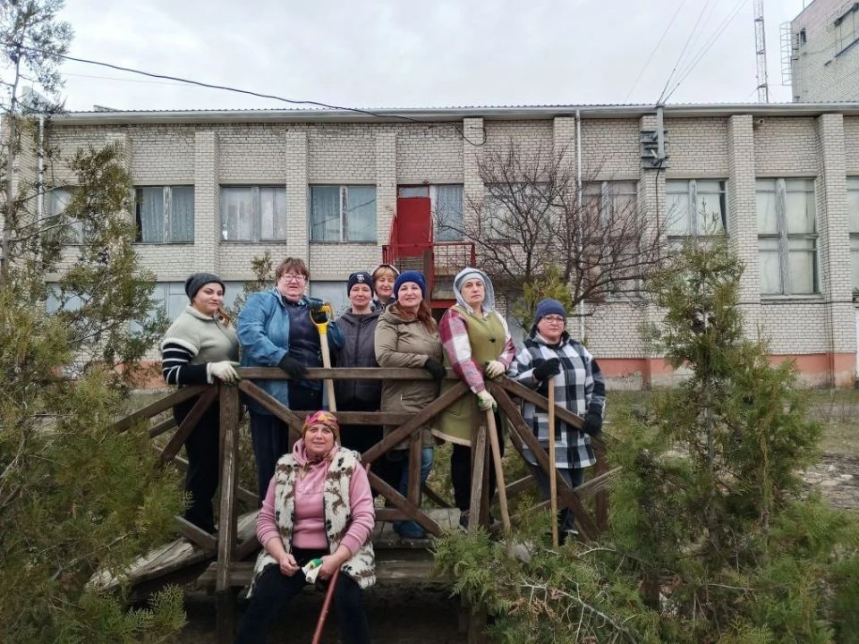 Сотрудники Передельского отдела жизнеобеспечения совместно с работниками дома культуры, библиотеки, социального работника, а также учащимися и учителями школы приняли активное участие в Международной акции "Сад Памяти" Сотрудники Передельского отдела жизнеобеспечения совместно с работниками дома культуры, библиотеки, социального работника, а также учащимися и учителями школы приняли активное участие в Международной акции "Сад Памяти"