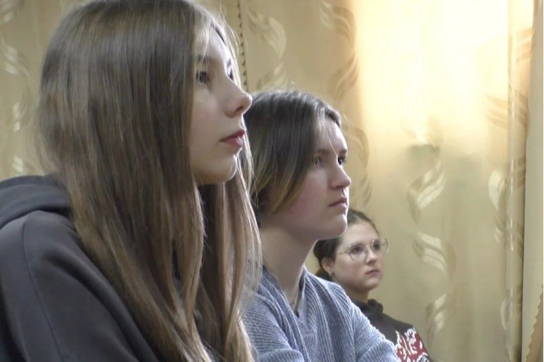 Юнкоры Свердловской Народной киностудии «Горизонт» побывали в гостях у Свердловской автошколы РОА Юнкоры Свердловской Народной киностудии «Горизонт» побывали в гостях у Свердловской автошколы РОА