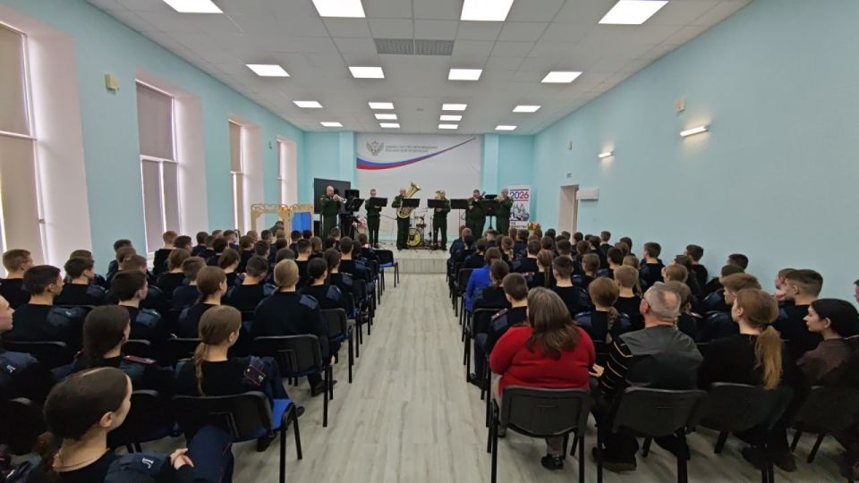В лицее имени героев «Молодой гвардии» состоялось выступление военного оркестра В лицее имени героев «Молодой гвардии» состоялось выступление военного оркестра