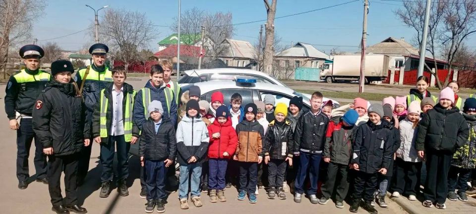 Пешеходная экскурсия «Безопасный путь домой» для первоклассников в преддверии весенних каникул Пешеходная экскурсия «Безопасный путь домой» для первоклассников в преддверии весенних каникул
