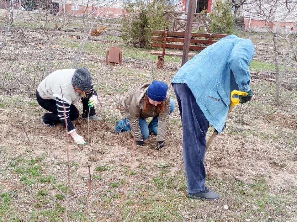 Сотрудники Передельского отдела жизнеобеспечения совместно с работниками дома культуры, библиотеки, социального работника, а также учащимися и учителями школы приняли активное участие в Международной акции "Сад Памяти" Сотрудники Передельского отдела жизнеобеспечения совместно с работниками дома культуры, библиотеки, социального работника, а также учащимися и учителями школы приняли активное участие в Международной акции "Сад Памяти"