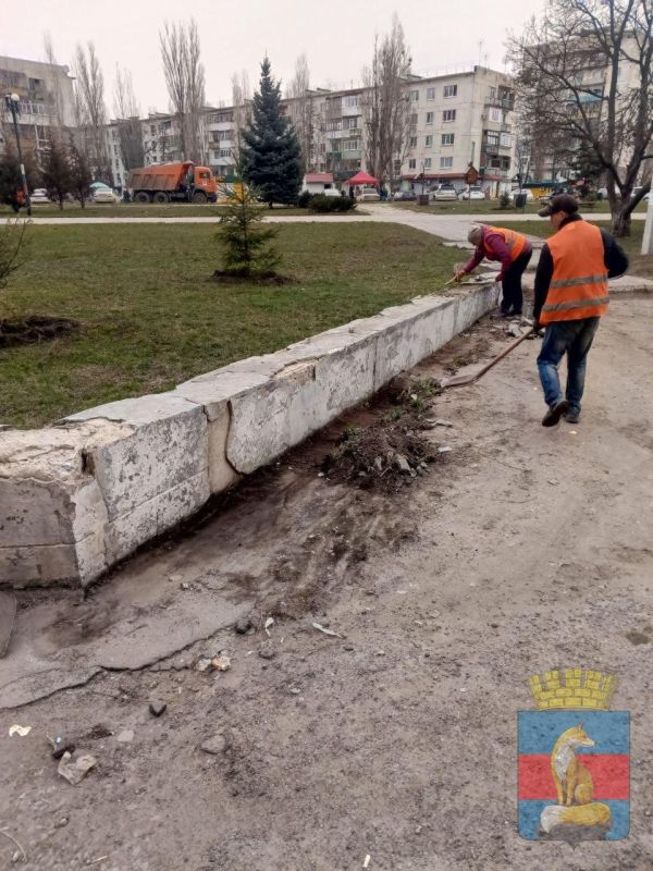 МБУ "КСЛ" навели порядок на территории одного из микрорайонов города Лисичанска: собрали и вывезли скопившийся мусор, очистили бордюры от земляных наносов, убрали сухостой, привели в порядок газоны и клумбы МБУ "КСЛ" навели порядок на территории одного из микрорайонов города Лисичанска: собрали и вывезли скопившийся мусор, очистили бордюры от земляных наносов, убрали сухостой, привели в порядок газоны и клумбы